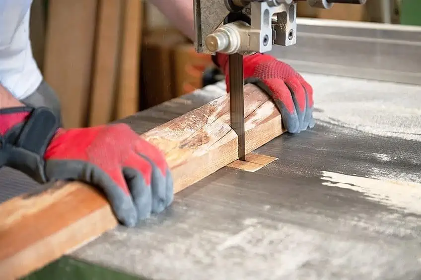 How to achieve precise straight cuts with a band saw