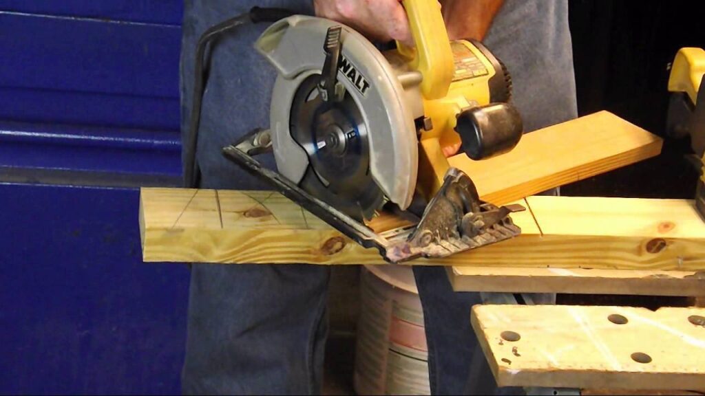 How to make controlled cuts with a circular saw for angles